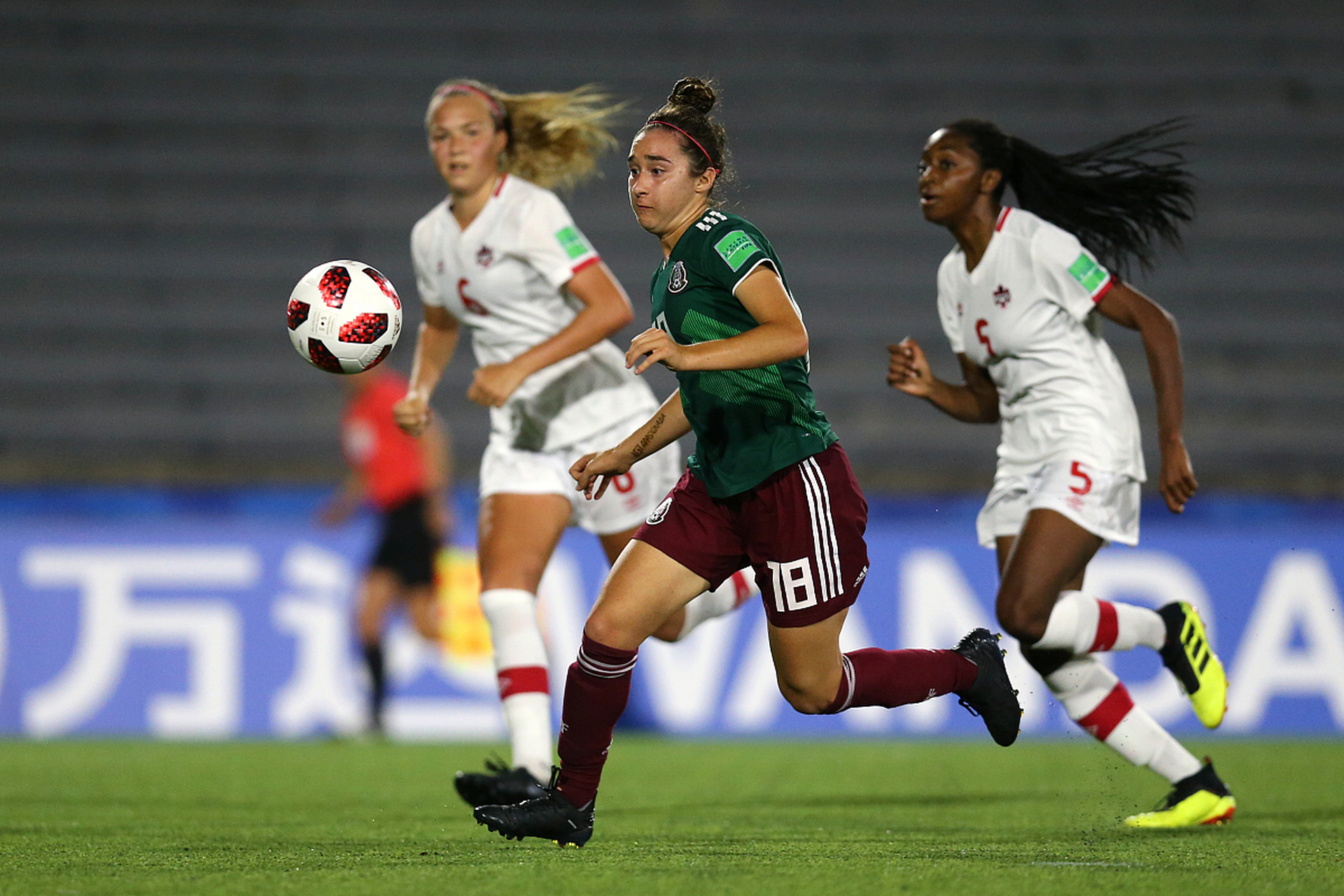 巴西女足队赢得关键比赛的胜利