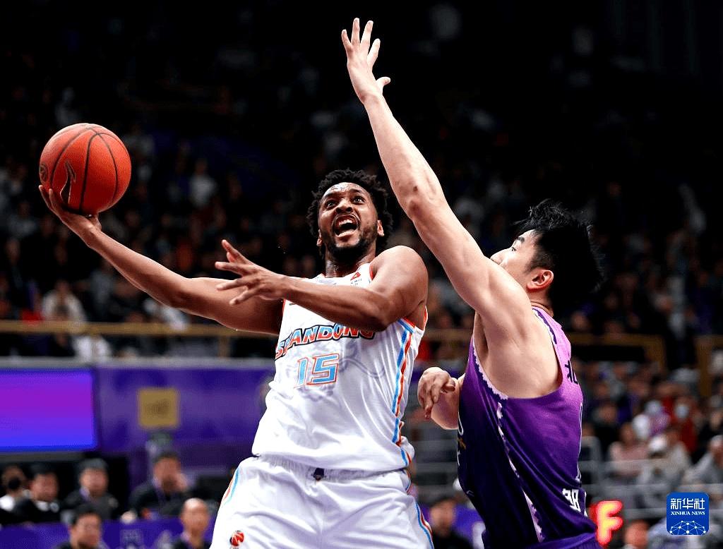 山东男篮苦战到底，队员们大显团队合作精神的简单介绍