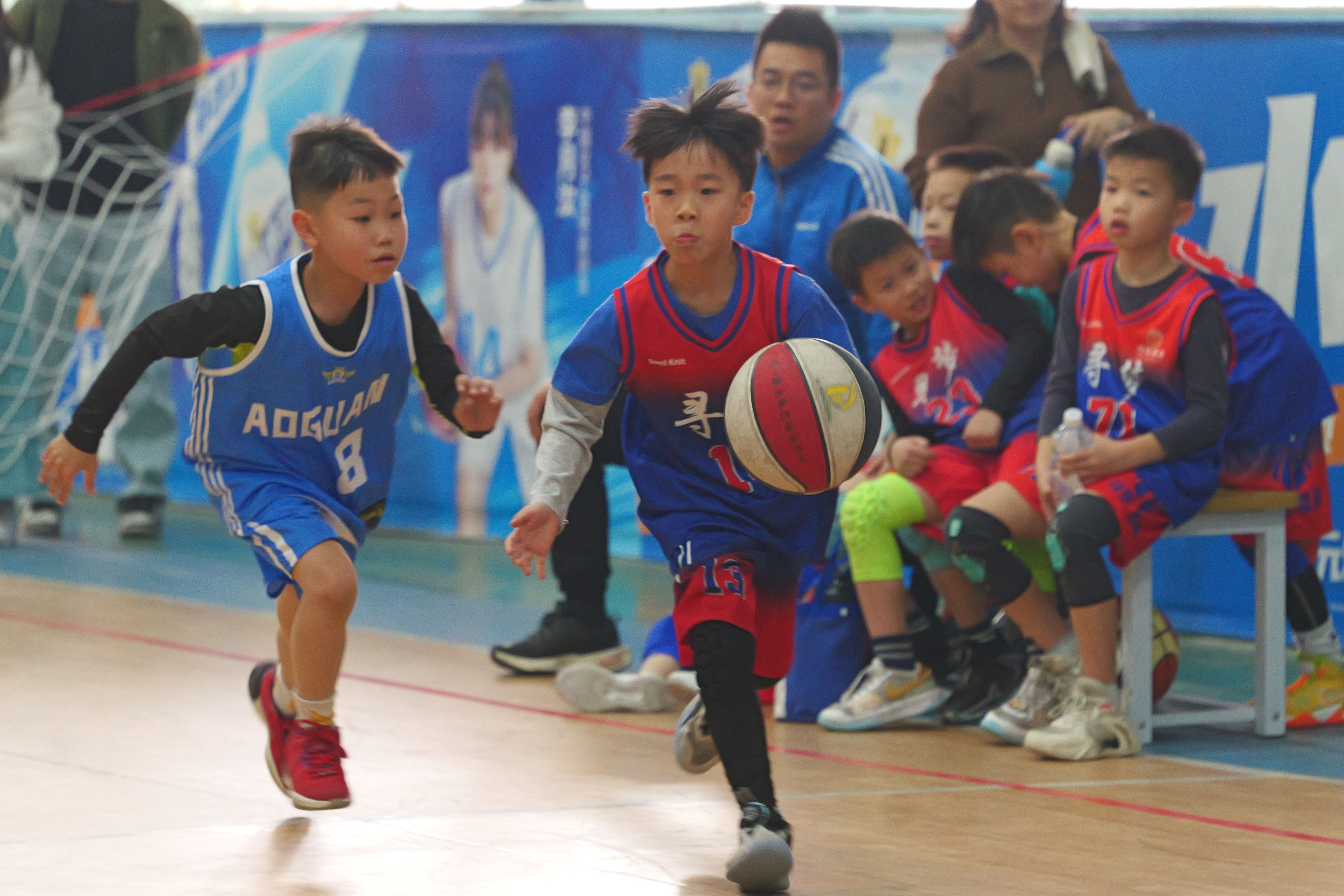 包含精彩体育赛事掀起观赏热潮，球队竞技异常激烈的词条