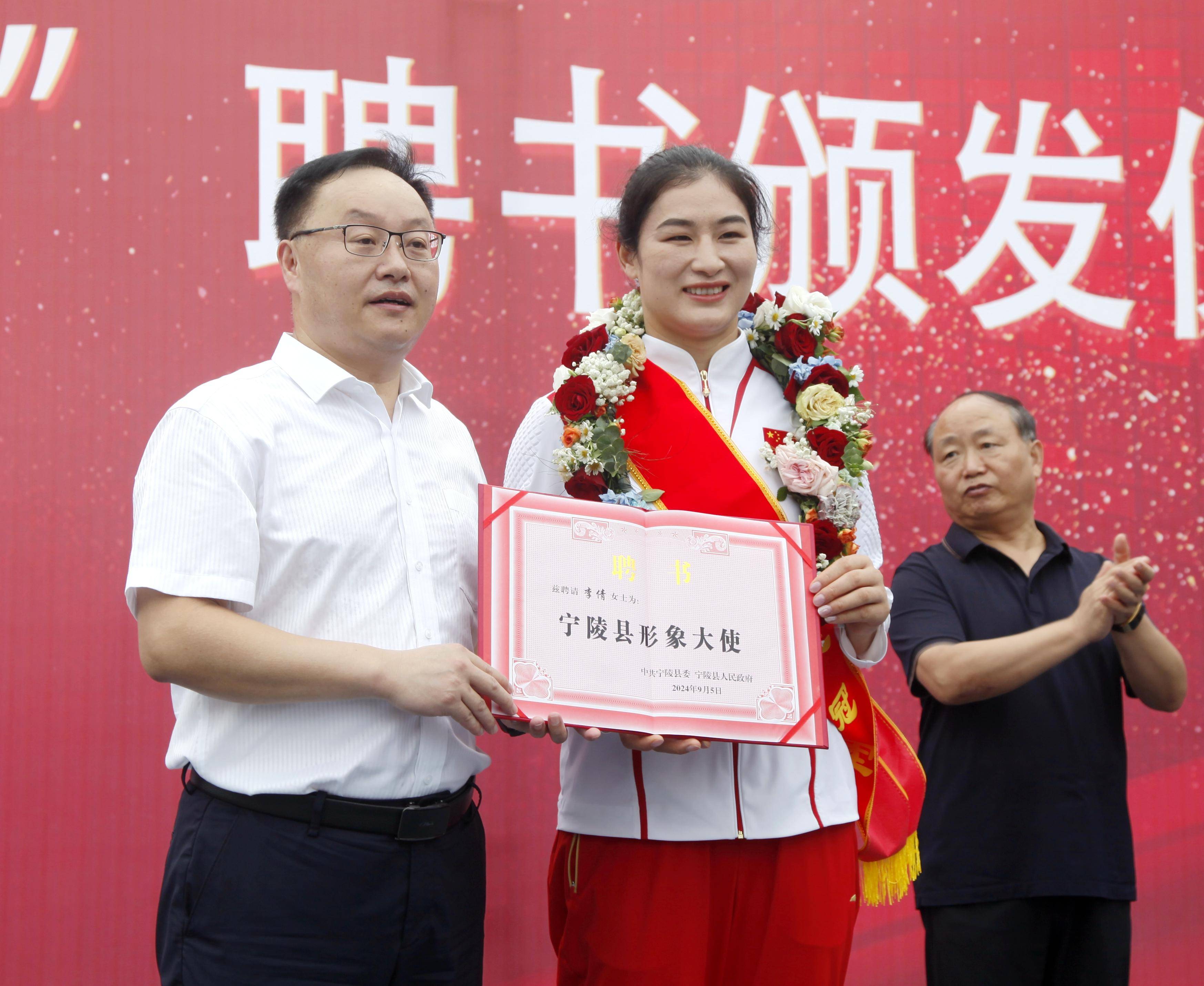 包含墨西哥拳击选手团结奋斗，赢得银牌的词条