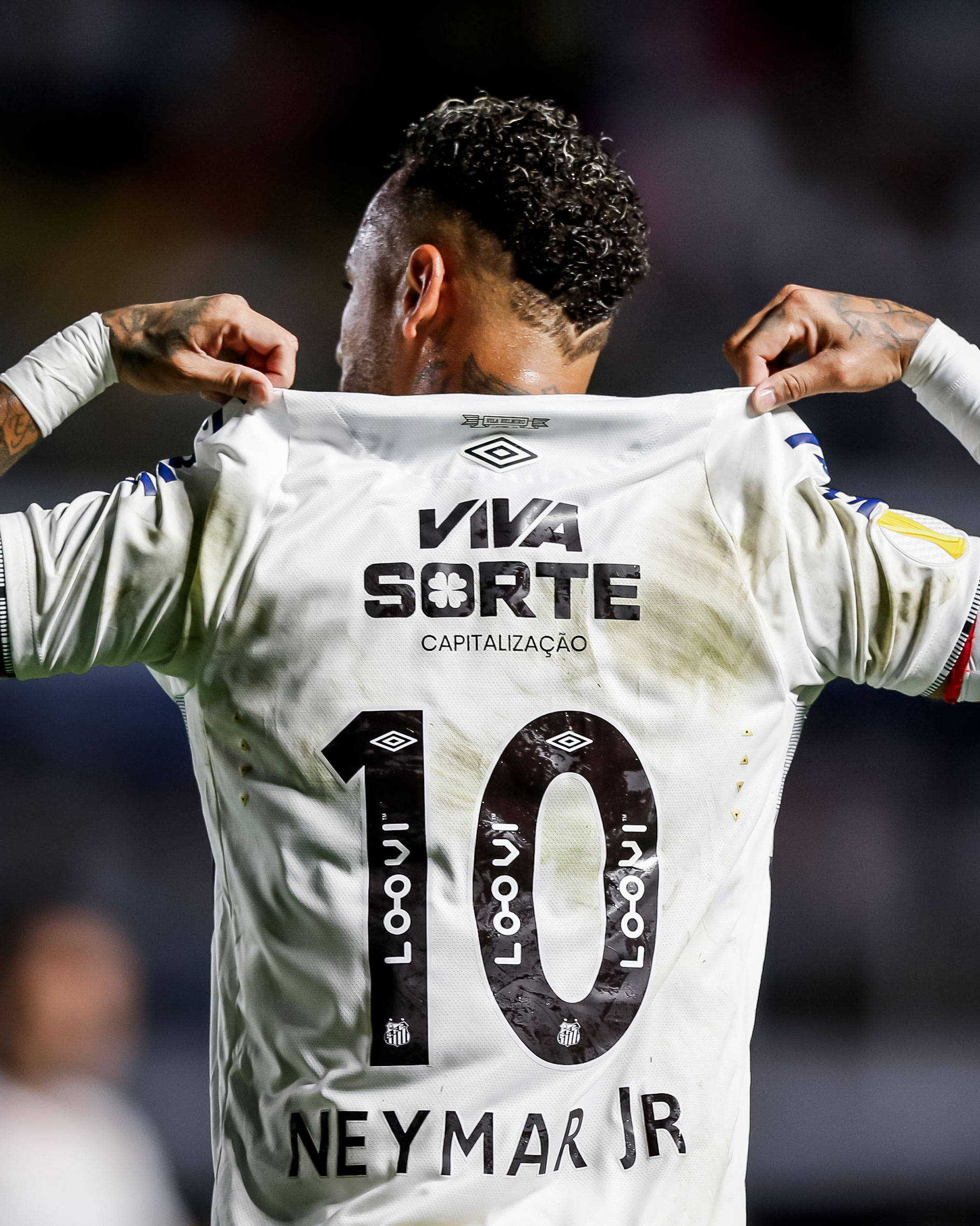  内马尔在利物浦比赛中关键助攻，连败引发热议！